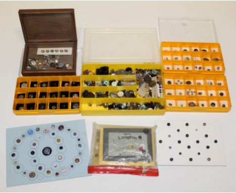 A collection of many dozens of Victorian and later buttons. Including a set of Guinness promotional buttons on card, Art Nouv