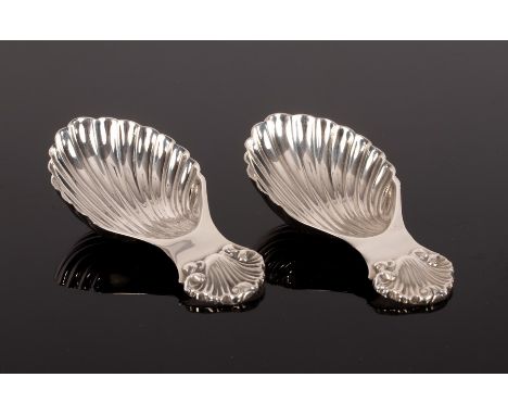 A pair of silver shell pattern caddy spoons, S J Rose & Son, Birmingham 1964, with shell bowls, 8cm long, approximately 40gm 