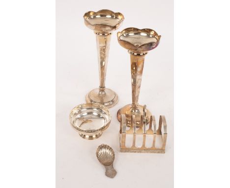 A silver toast rack, Viners, Sheffield 1926, with spade shaped loop handle and border of Celtic decoration, 10cm wide, a foot