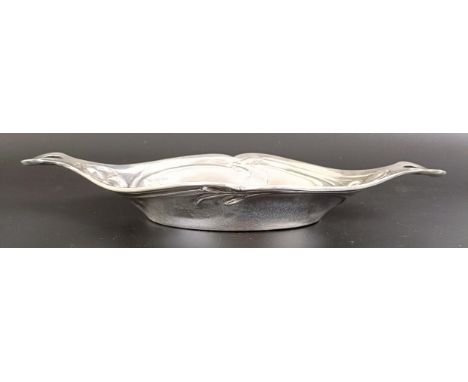 An Edward VII&nbsp;Art Nouveau silver dish, London 1902, 4.7 ozt, 24 cm wide
