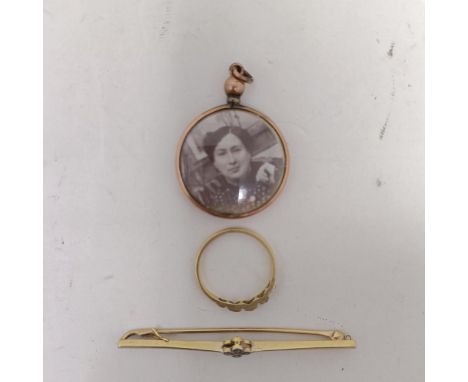 A 9ct gold and diamond ring, ring size K, a yellow metal pendant, inset with two photographs, and a 9ct gold and diamond stic