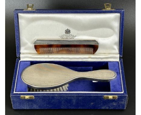 An Elizabeth II silver&nbsp;brush and comb, London 1982/1983, in a fitted Apsrey box