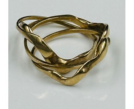 An Arabian gold puzzle ring with an approximate weight of 3.3g and size K