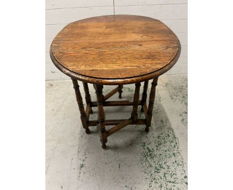 A drop sided side table on gate legs (H74cm W90cm D60cm open)