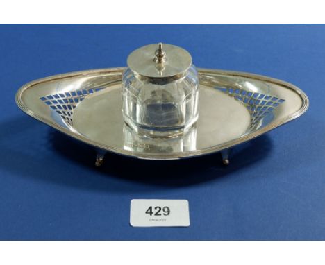 A silver and glass boat form inkwell and stand, Sheffield 1903, by Atkin Brothers, 151g 