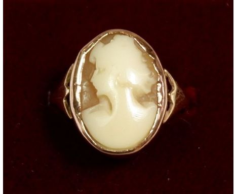 A 9 carat gold cameo ring, size O, 2.9g 