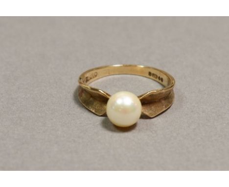 A 9 carat gold pearl ring, size M 1/2, 2.4g 