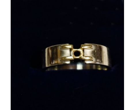 An 18 carat white and yellow gold ring, size L to M, stone missing, 6.5g 