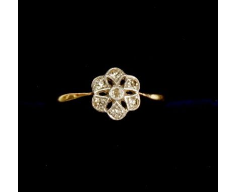 An Edwardian 18 carat gold diamond cluster ring, size O to P 