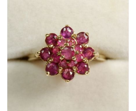 A 9 carat gold flower form cluster ring set pink stones, size M, 2.8g 