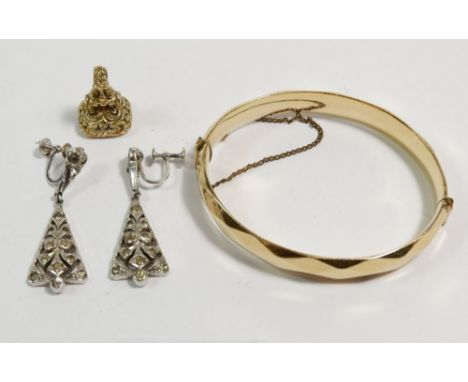 A 9 carat gold core bangle, a yellow metal seal and a pair of paste earrings 