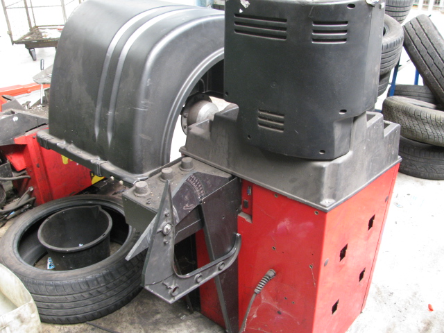 Corghi EM7340 wheel balancerSerial No. CA014126