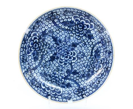 SCHALE MIT BLAUMALEREIChina, Kangxi 18.Jh. Porzellan, dicht bemalt mit Päonien. D.32cm. Altersschäden