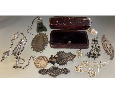 A selection of silver and unmarked white metal jewellery, to include brooches such as Trent Brdige, Nottingham engraved brooc
