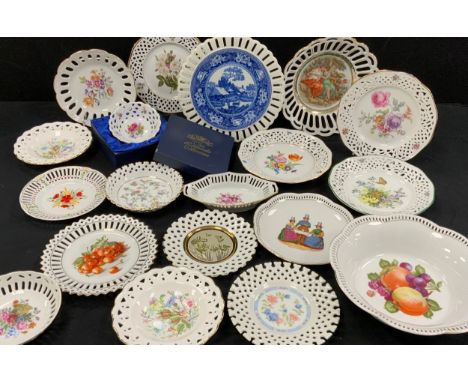 A collection of pierced border plates including; Wedgwood Fallow Deer, Aynsley, Leonardo, Continental; etc (19)