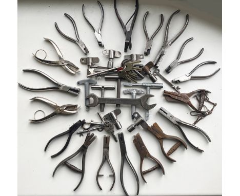 A good selection of Ticket Clippers (18) and Carriage Keys.  Also a small amount of drawer door and locker keys. Some marked.