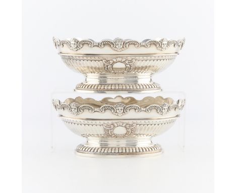 Pair of Elkington sterling silver bowls. Of oval form on footed pedestals with lobed details and eight putti head detailed al