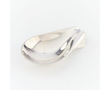Kultakeskus .916 silver ashtray designed by Tapio Wirkkala (1915-1985, Finnish). Of elegant oval form with outer sides folder