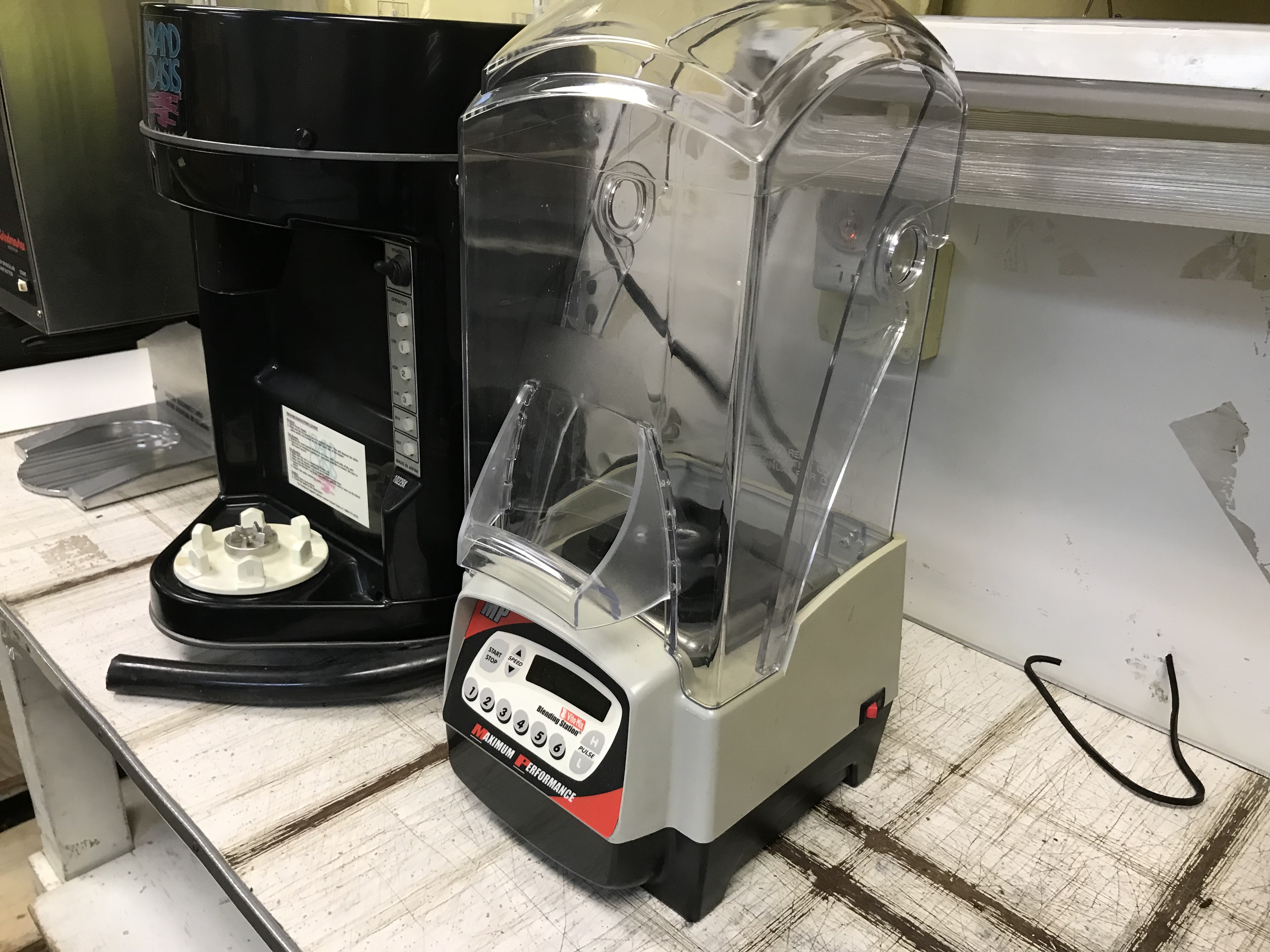 [LOT] Ice shaver & blender including (1) Island Oasis SB3X, (1) Vita