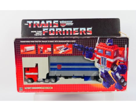 Hasbro - A boxed Hasbro #5796 G1 Transformers Autobot Commander Optimus Prime. The vintage 1984 model appears to be in Mint c