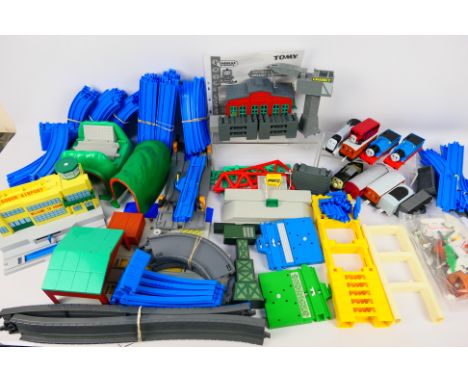 Tomy - An unboxed Tomy #4777 Thomas & Friends 'Thomas & Cranky Deluxe Action Set. The set shows some play and age wear signs 