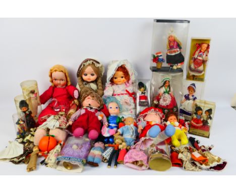 Nazare - Grain - Others - A collection of boxed and unboxed costume dolls, soft dolls, and hand crafted peg dolls, in a varie