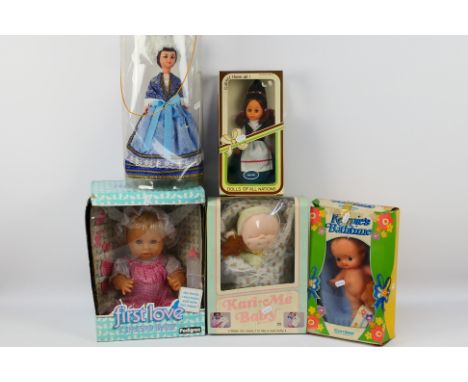 Pedigree - Combex - Others - A group of boxed vintage dolls. Lot includes Pedigree First Love; Kiss Me Baby; Kewpies Bathtime