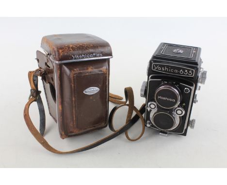 Yashica-635 Medium Format TWIN LENS CAMERA Yashikor 80mm F/3.5 Lens w/ Case  This camera is WORKING and in a good condition W