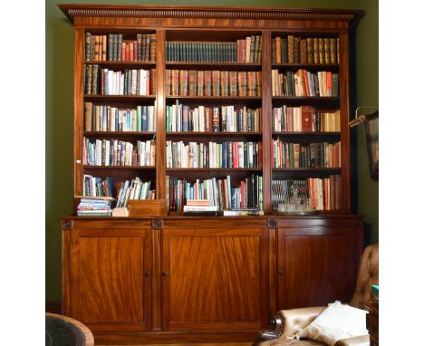 A GOOD GEORGE III MAHOGANY STANDING BOOKCASE with dentil cornice, three rows of open shelves, five in each over three panel d