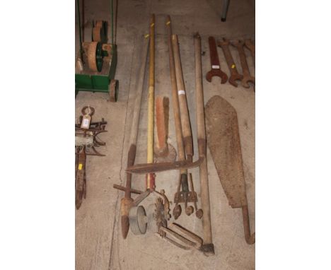 A quantity of vintage gardening tools, including old bulb planter, lawn edge etc. (5)