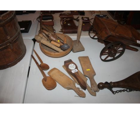 A quantity of kitchen treen including a lemon squeezer, wooden bowl, wooden spoons, butter pats etc. 