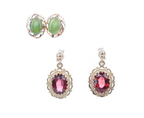 TWO PAIRS OF GEM SET EARRINGS,comprising a pair of garnet drops and a pair of jade stud earrings (2)