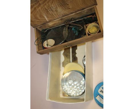 A BOX OF COLLECTABLES TO INCLUDE A SET OF VINTAGE SCALES