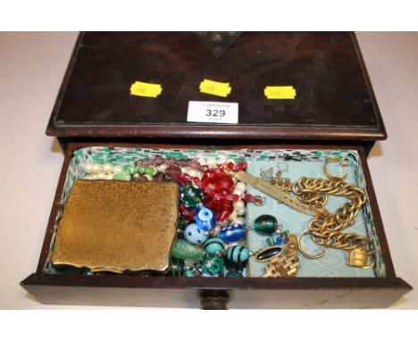 A BOX OF COSTUME JEWELLERY ETC TO INCLUDE JADE STYLE BEADS, STRATTON MUSICA COMPACT, YELLOW METAL EXAMPLES ETC