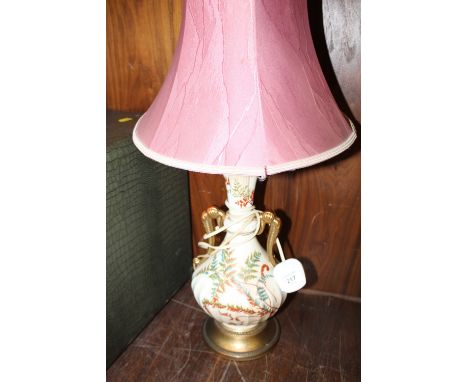 A CERAMIC IVORY STYLE CERAMIC TABLE LAMP WITH SHADE 