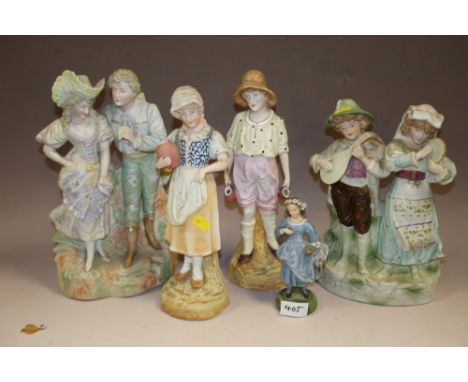 FOUR CONTINENTAL STYLE PORCELAIN FIGURES TOGETHER WITH A METAL EXAMPLE AND A VINTAGE GIBSONS FIGURATIVE CERAMIC VASE 
