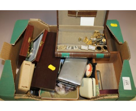 A TRAY OF COLLECTABLES TO INCLUDE A QUANTITY OF CUFFLINKS, KNIVES ETC. 