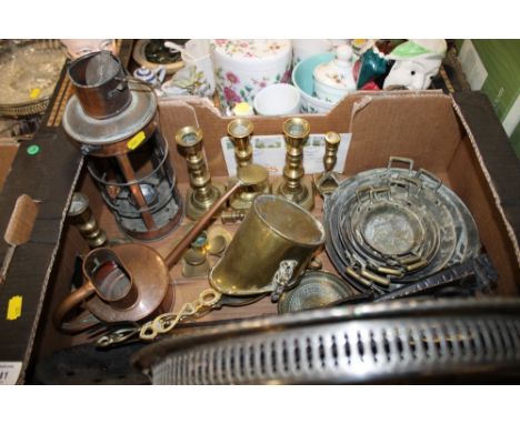 A TRAY OF ASSORTED METALWARE TO INCLUDE A SMALL COPPER WATERING CAN, LANTERN SHAPED TEAL LIGHT HOLDER ETC. 