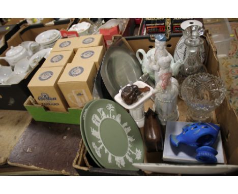 A TRAY OF CERAMICS AND GLASS TO INCLUDE GREEN WEDGWOOD JASPERWARE PLATES TOGETHER WITH SIX BOXED BOSTON BEER STEINS (2)