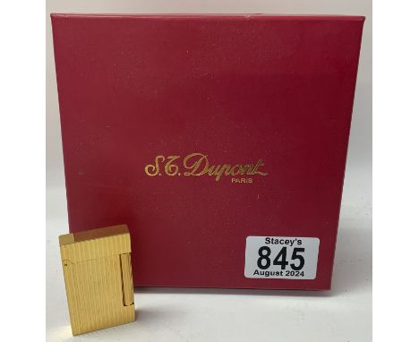 A vintage DuPont gilt metal lighter. (A)