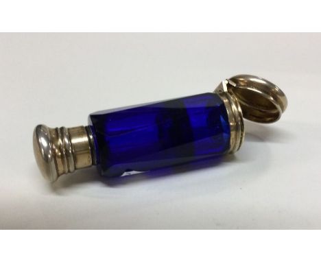 A silver mounted glass scent bottle / snuff box. Est. £50 - £80.