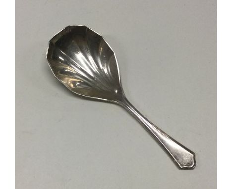 A silver caddy spoon with fluted bowl. Birmingham 1970. By Cohen &amp; Charles. Approx. 14 grams. Est. £20 - £30.
