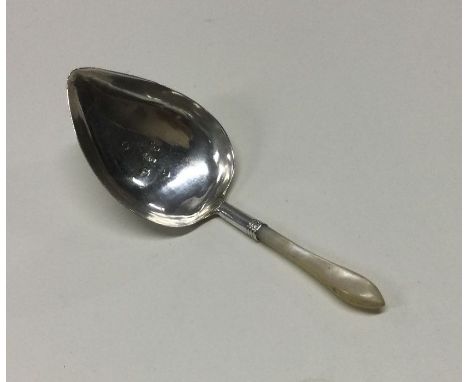 A George III silver and MOP caddy spoon. Birmingham 1806. By William Pugh. Approx. 6 grams. Est. £60 - £80.