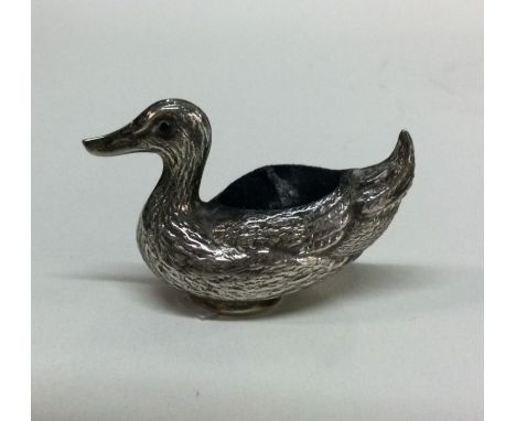 A silver pin cushion in the form of a duck. Marked to base. Approx. 19 grams. Est. £100 - £150.
