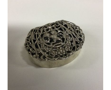 A heavy silver pierced snuff box with hinged lid decorated with lions and flowers. London 1908. By Henry Hodson Plante. Appro
