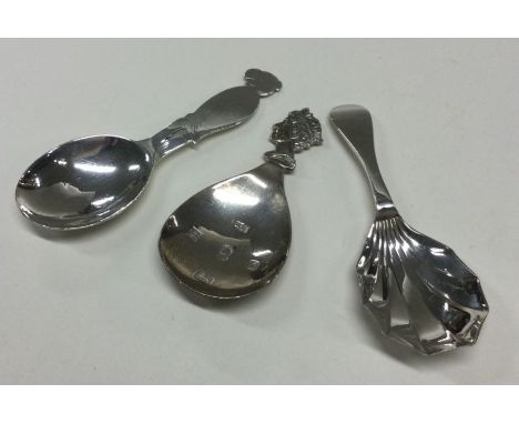 Three various 20th Century silver caddy spoons. Birmingham 1931. Approx. 53 grams. Est. £30 - £50.