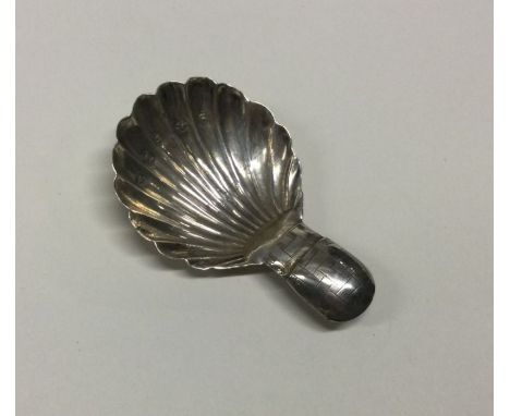 A George III silver caddy spoon with bright cut decoration. Birmingham 1816. By IL. Approx. 4 grams. Est. £40 - £60.