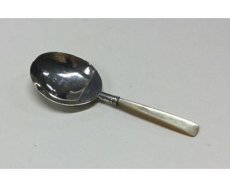 A silver caddy spoon with MOP handle and crest to back. Birmingham 1810. By JL. Approx. 7 grams. Est. £20 - £30.