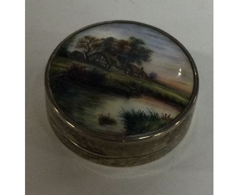A small circular silver and enamelled compact with hinged lid. Birmingham. Approx. 27 grams. Est. £30 - £40.