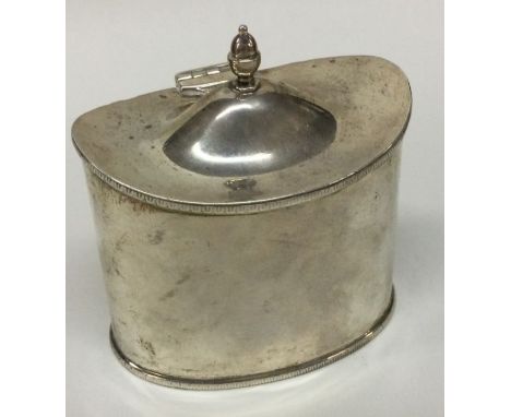 A silver tea caddy with hinged lid. Birmingham. Approx. 141 grams. Est. £100 - £150.